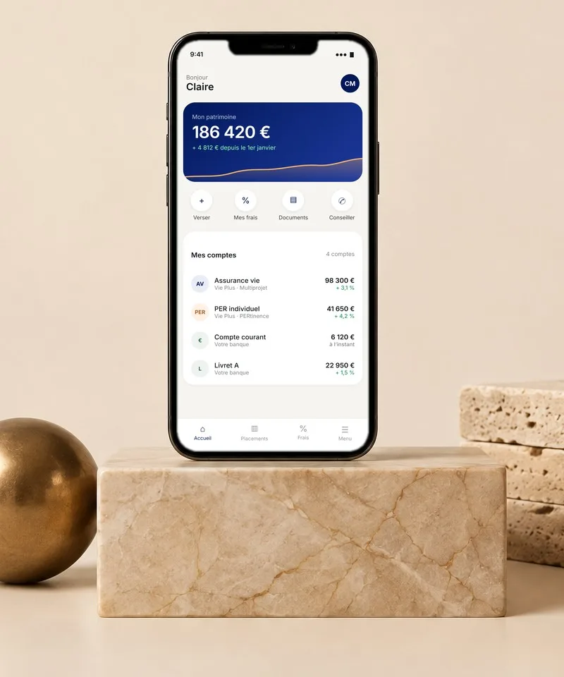 L’application OP-Invests sur un téléphone posé sur un socle de marbre