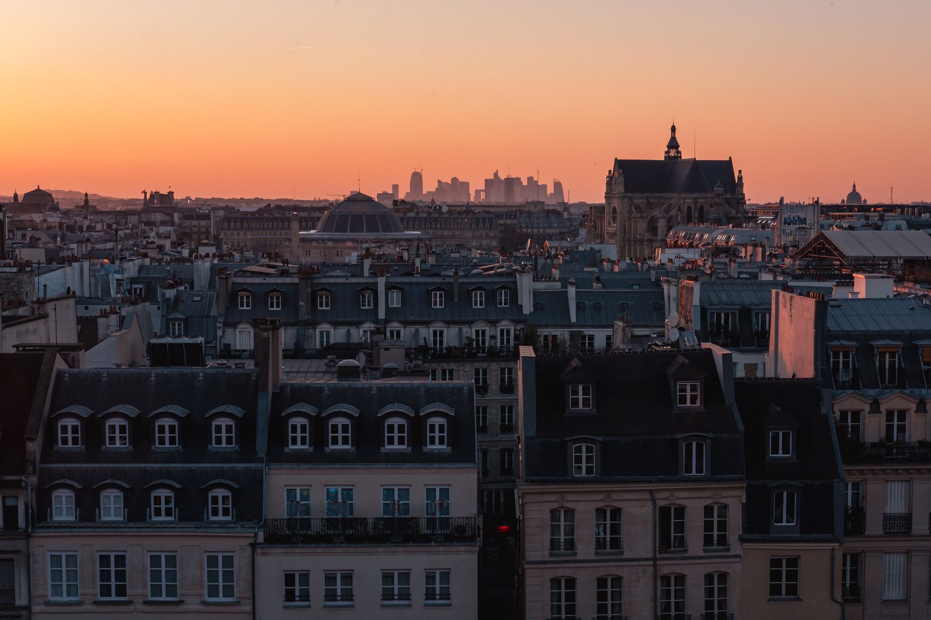 Les toits de Paris au coucher du soleil